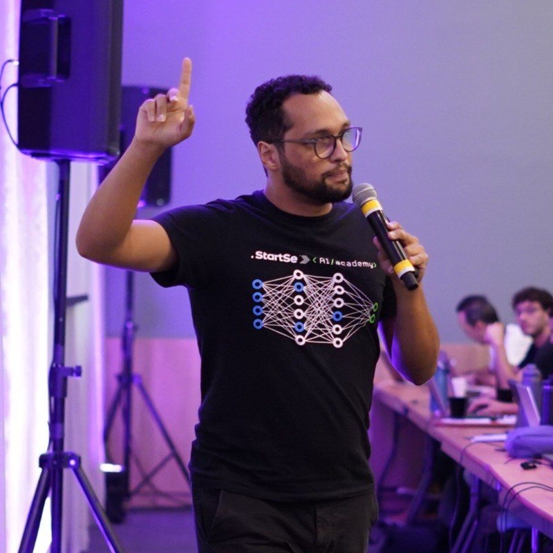 Gabriel Custódio de microfone em mãos, palestrando em evento da StartSe AI Academy